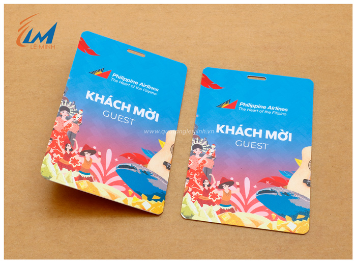 thẻ nhựa có lổ đeo dây