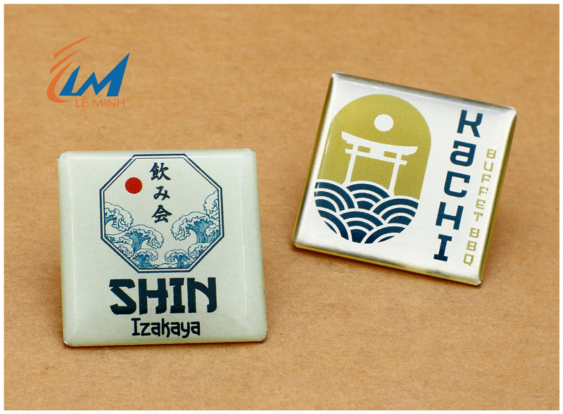 huy hiệu nhôm in uv cắt hình theo yêu cầu