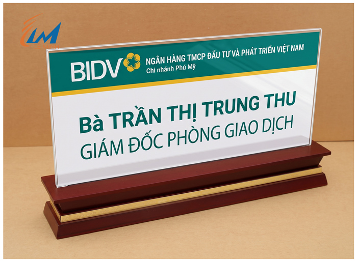 bảng chức danh mặt mica đế gỗ