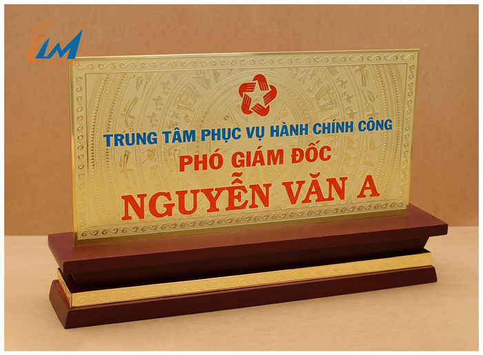 bảng chức danh gỗ đồng dày ăn mòn