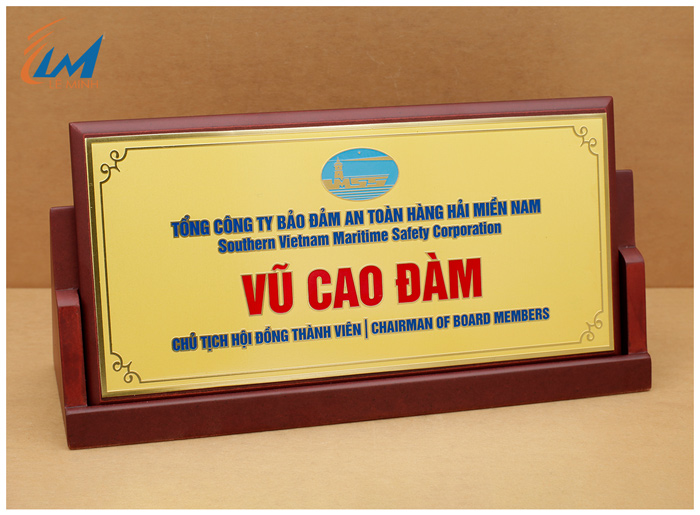 bảng chức danh đế gỗ chữ A mặt kim loại