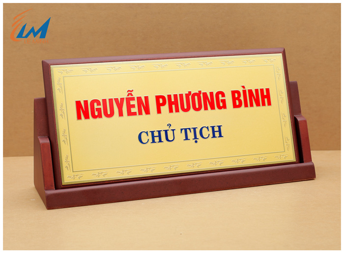 bảng chức danh đế gỗ chữ A mặt kim loại