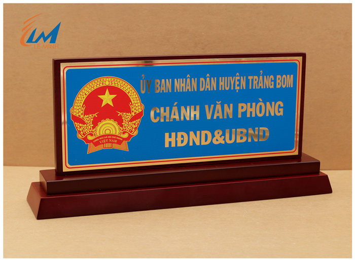 bảng chức danh đễ gỗ nhị cấp mặt kim loại