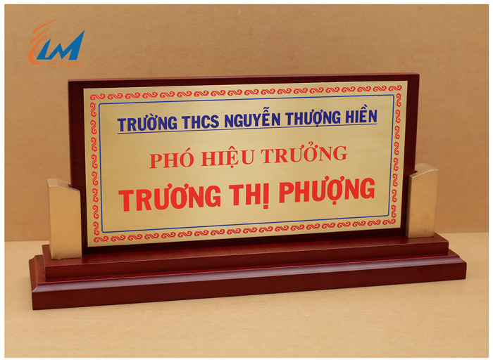 biển chức danh đế trụ cao cấp mặt đồng in uv