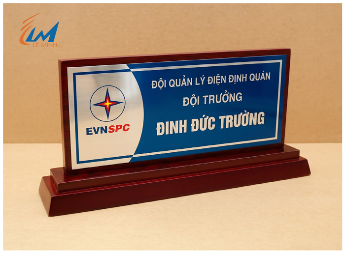 bảng chức danh đễ gỗ nhị cấp mặt kim loại EVN