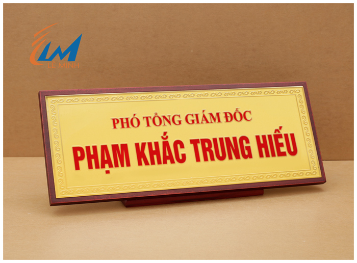biển chức danh để bàn đế gỗ mặt kim loại