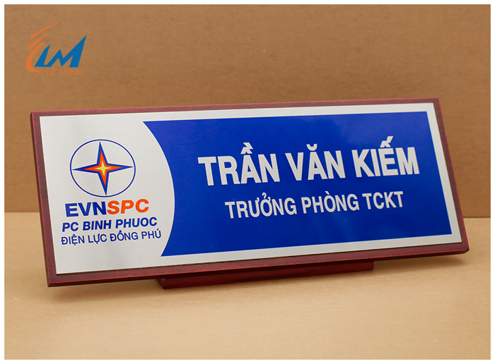 biển chức danh để bàn đế gỗ mặt kim loại