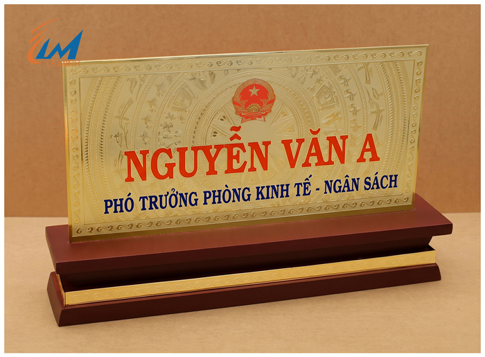 bảng chức danh gỗ đồng dày ăn mòn