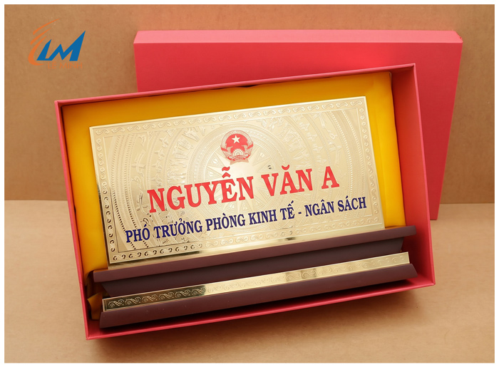 bảng chức danh gỗ đồng dày ăn mòn