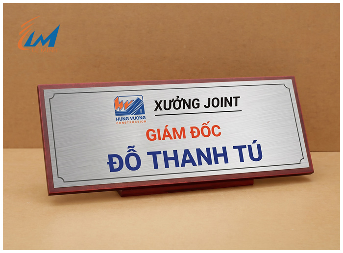 biển chức danh để bàn đế gỗ mặt kim loại