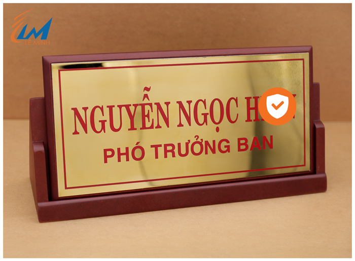 bảng chức danh đế gỗ chữ A mặt kim loại