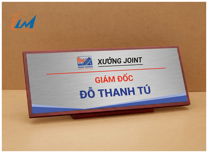 biển chức danh để bàn đế gỗ mặt kim loại