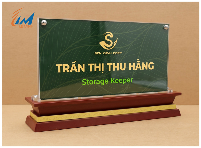 bảng chức danh mặt mica đế gỗ