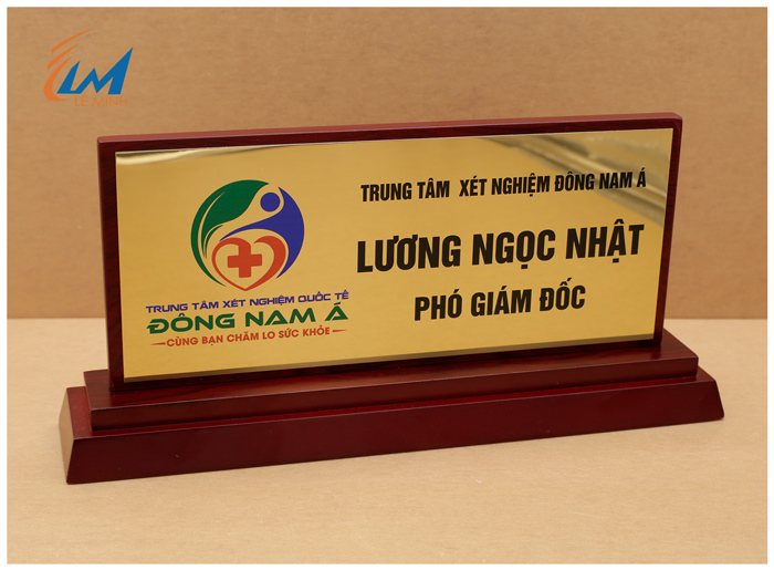 bảng chức danh đễ gỗ nhị cấp mặt kim loại