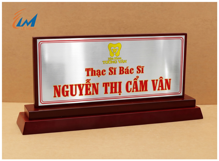 bảng chức danh đễ gỗ nhị cấp mặt kim loại