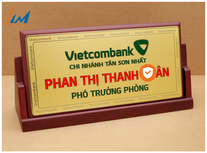 bảng chức danh đế gỗ chữ A mặt kim loại