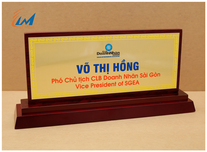 bảng chức danh đễ gỗ nhị cấp mặt kim loại