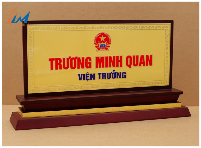 bảng chức danh gỗ đồng ăn mòn