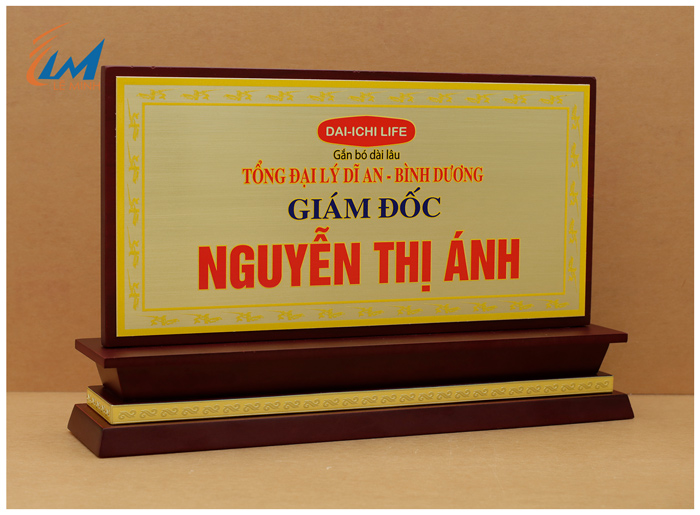 bảng chức danh gỗ đồng