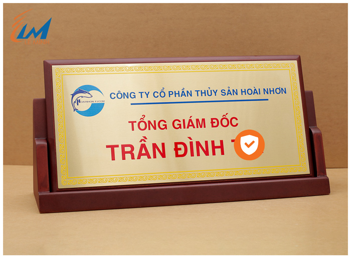 bảng chức danh đế gỗ chữ A mặt kim loại