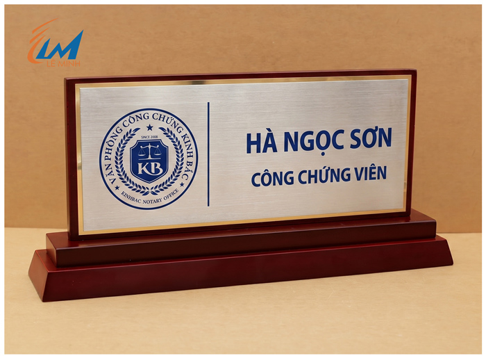 bảng chức danh đễ gỗ nhị cấp mặt kim loại