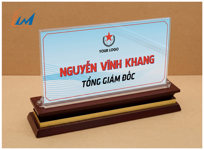 bảng chức danh mặt mica đế gỗ