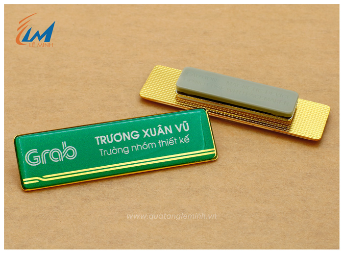 Mẫu bảng tên đồng mạ vàng in uv mẫu grab