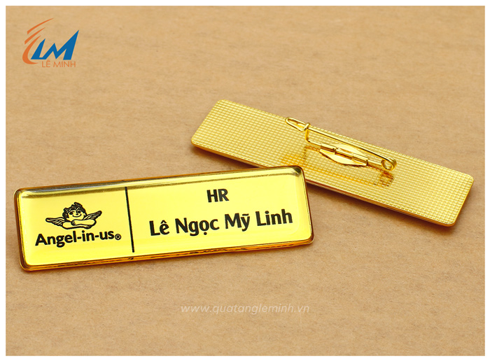 mẫu bảng tên mạ vàng in uv nền bóng