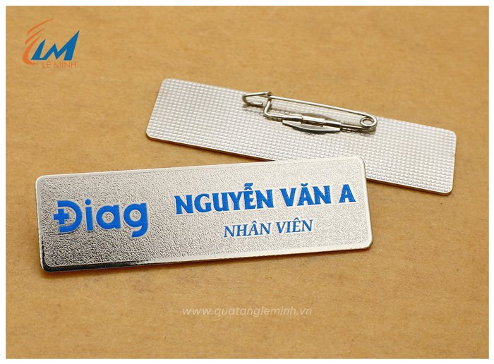 mẫu bảng tên đồng mạ bạc cao cấp 03