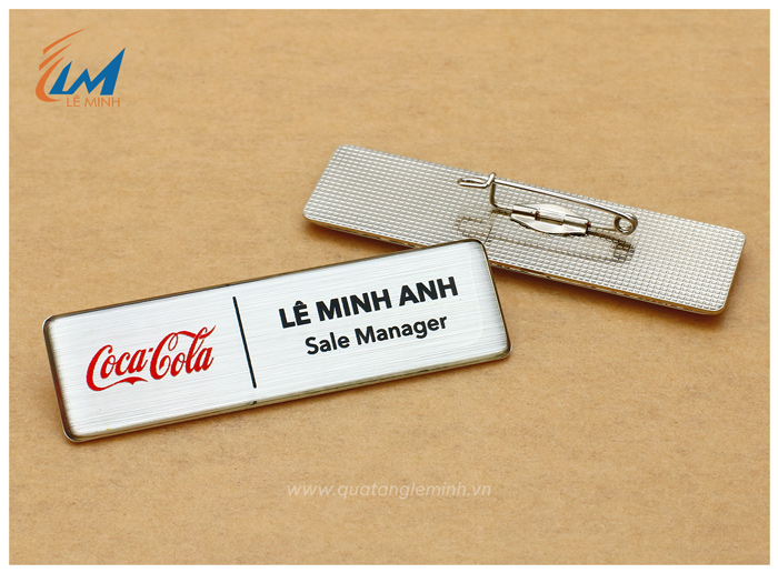 bảng tên mạ màu bạc mẫu cocacola
