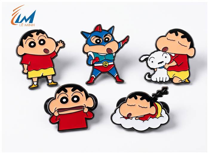 Pin cài balo shin cậu bé bút chì