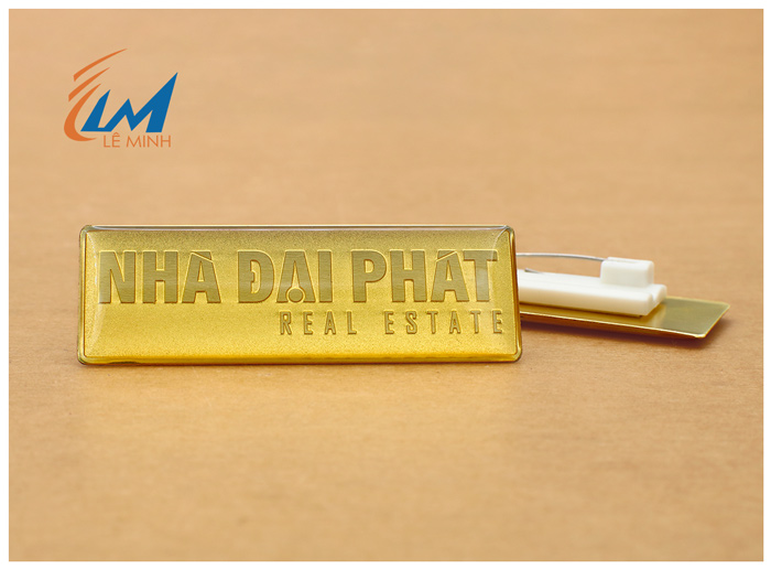 Huy hiệu đồng ăn mòn nổi không xi vàng, không phủ màu