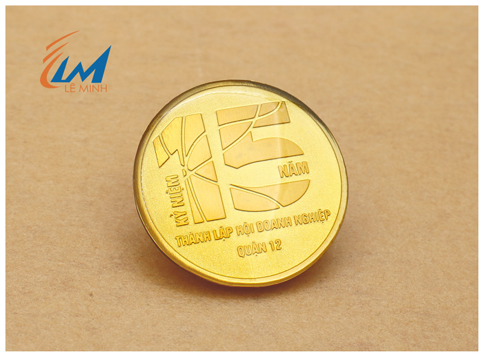 Huy hiệu đồng ăn mòn nổi không xi vàng, không phủ màu