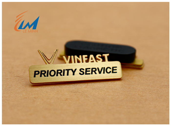 huy hiệu đeo áo kim loại đồng Vinfast