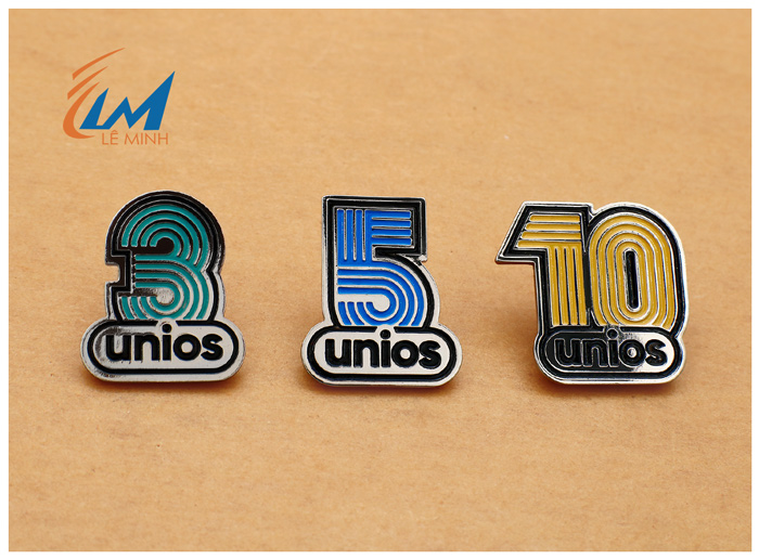 Huy hiệu mạ bạc ăn mòn phủ màu theo yêu cầu