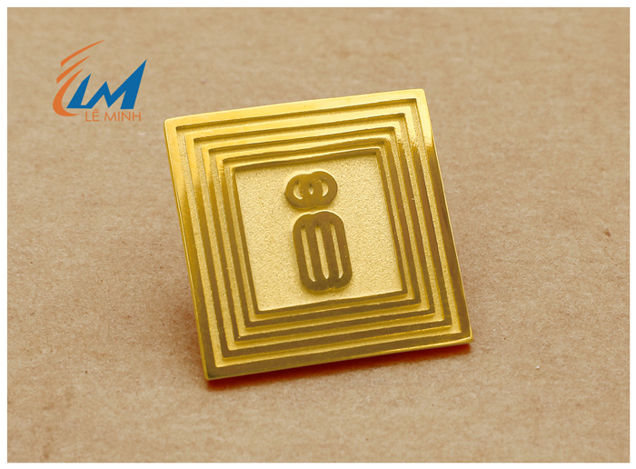 Đúc khuôn xi mạ vàng logo công ty