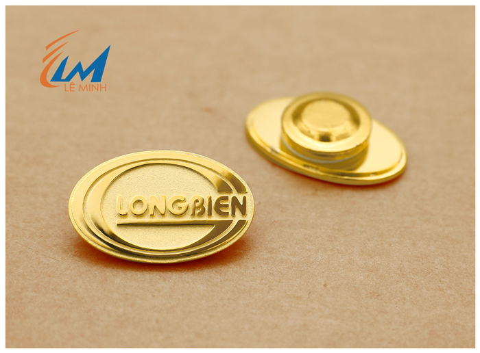 logo đeo áo bằng đồng mạ vàng đúc khuôn theo thiết kế