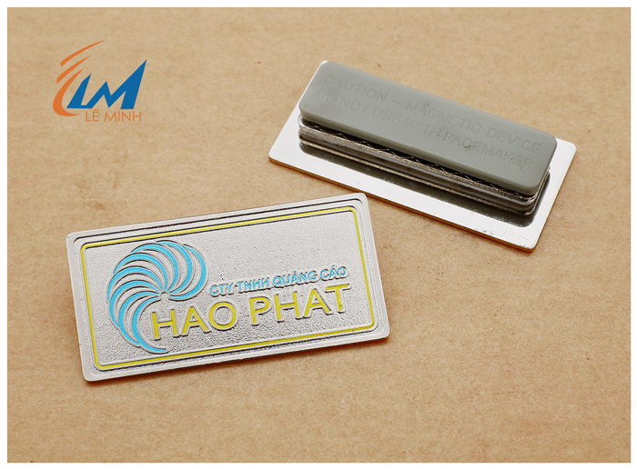 Huy hiệu mạ bạc ăn mòn phủ màu theo yêu cầu