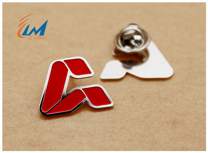 Huy hiệu mạ bạc ăn mòn phủ màu theo yêu cầu