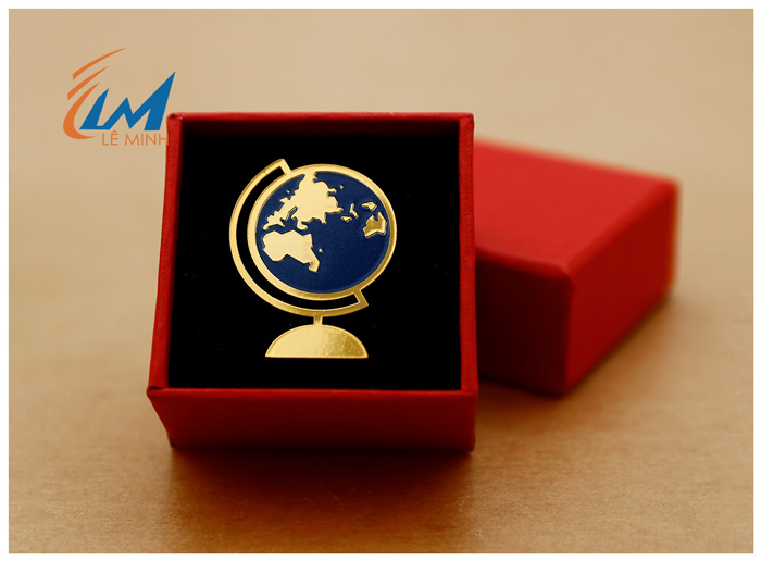 Huy hiệu đồng mạ vàng ăn mòn phủ màu theo yêu cầu đựng hộp nhung