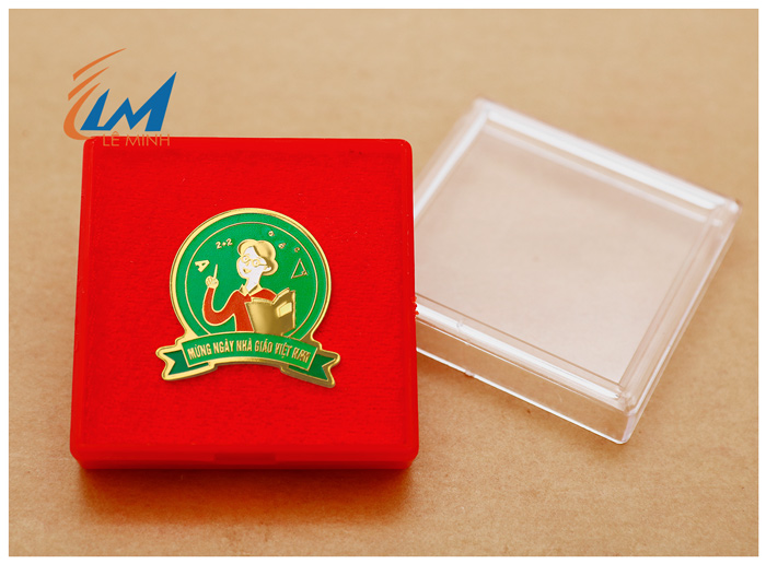 Huy hiệu đồng mạ vàng ăn mòn phủ màu đựng hộp nhựa