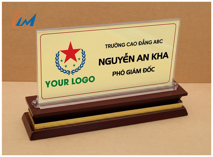 bảng chức danh mặt mica đế gỗ