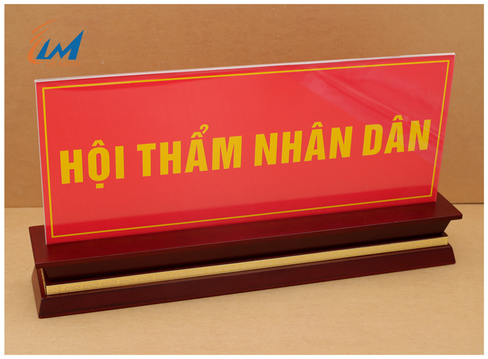 bảng chức danh mặt mica đế gỗ
