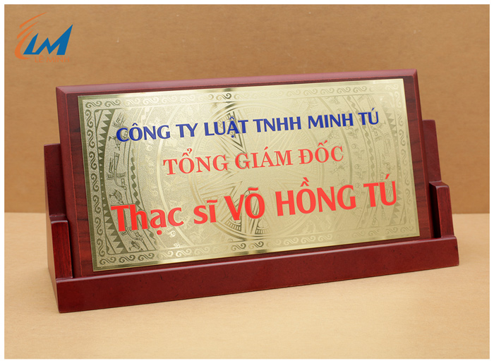 bảng chức danh đế gỗ chữ A mặt đồng