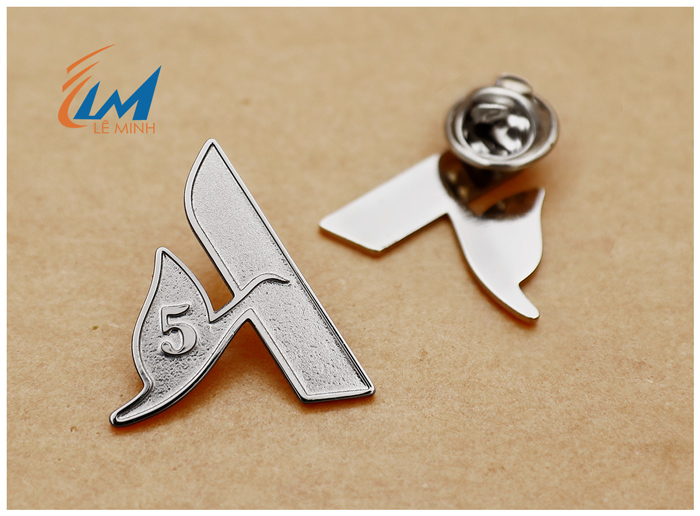 huy hiệu ăn mòn mạ bạc