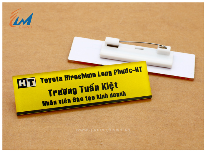 mẫu bảng tên nhân viên mica