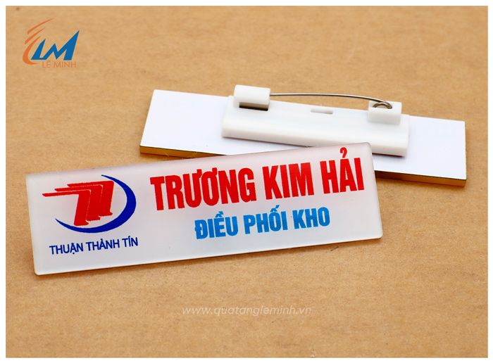 mẫu bảng tên nhân viên mica