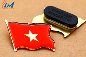 KỶ NIỆM NGÀY 30/04 - HUY HIỆU LÁ CỜ LAN TỎA NIỀM TỰ HÀO VIỆT NAM