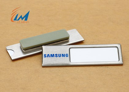 Thẻ tên cài áo thay được tên mẫu Samsung