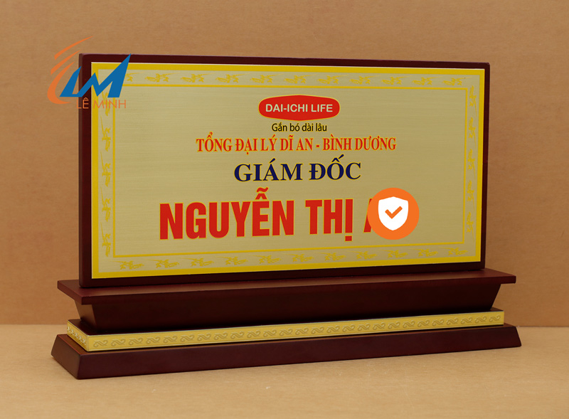 bảng chức danh gỗ đồng in uv